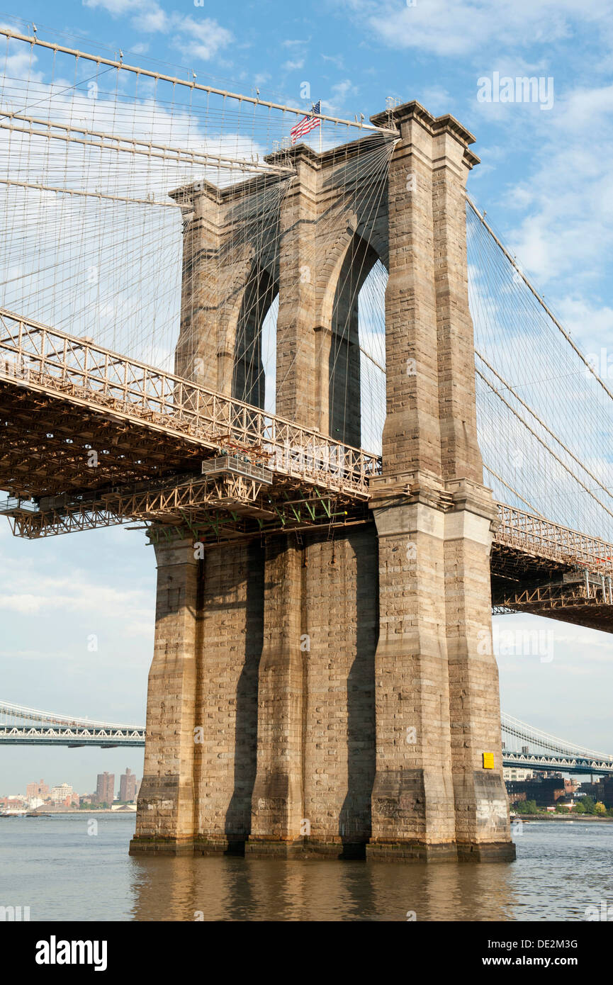 Mächtige Pfeiler einer Hängebrücke Anzeigen von Manhattan auf der Brooklyn Bridge, zwei Brücken District, East River in New York Stockfoto