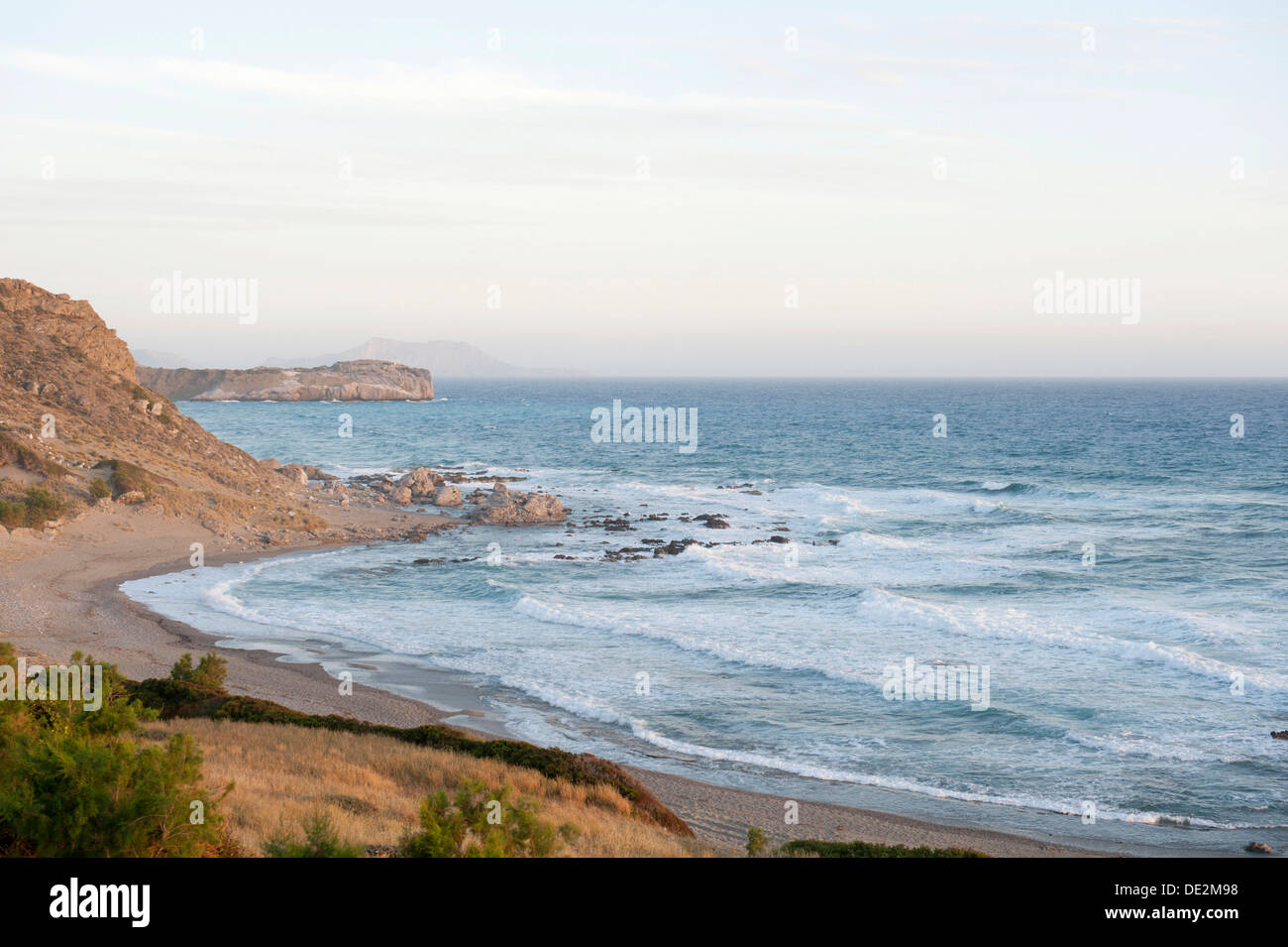 Einsame Bucht, Surfen, schäumende Wellen, Triopetra, Agios Pavlos, Kreta, libysche Meer, Mittelmeer, Griechenland, Europa Stockfoto