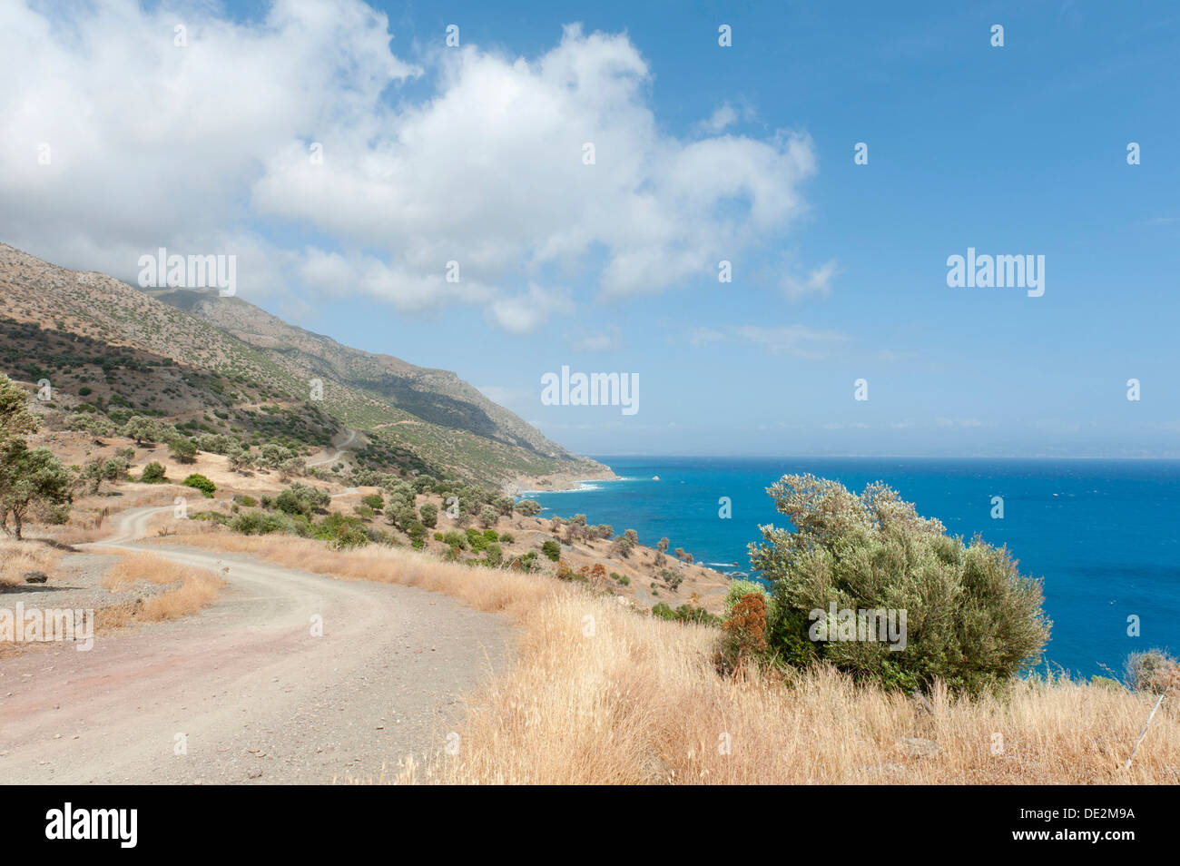 Einsame Küstenstraße, zerklüftete Küste, Schotterstraße zwischen Agios Pavlos und Agia Galini, in der Nähe von Triopetra, Kreta, Griechenland, Europa Stockfoto
