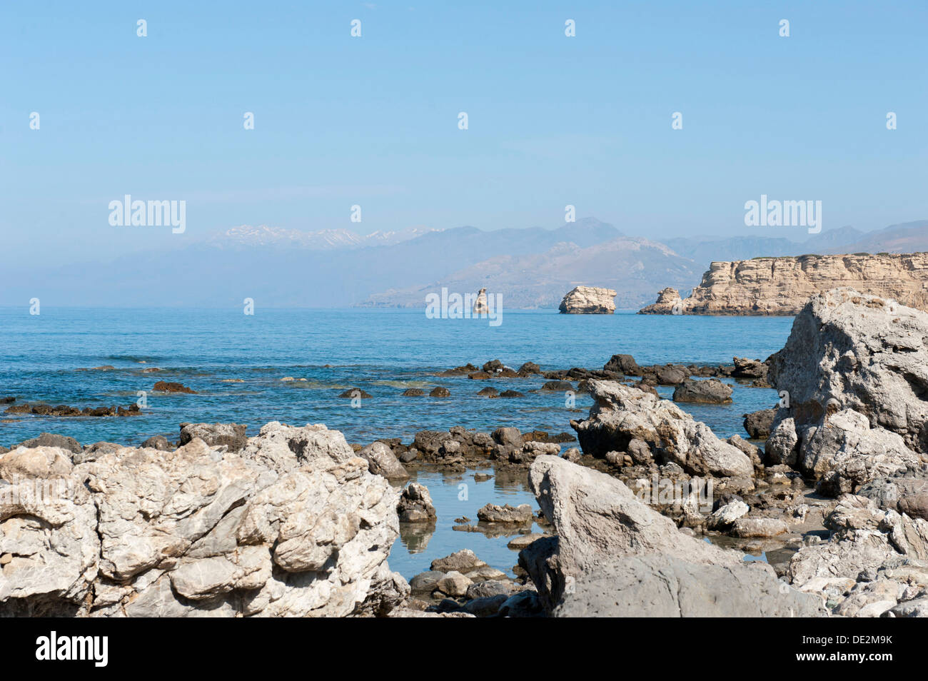 Einsame Bucht, Küste, schroffen Kalksteinfelsen, Agios Pavlos, Triopetra, die weißen Berge auf dem Rücken, Kreta, libysche Meer Stockfoto