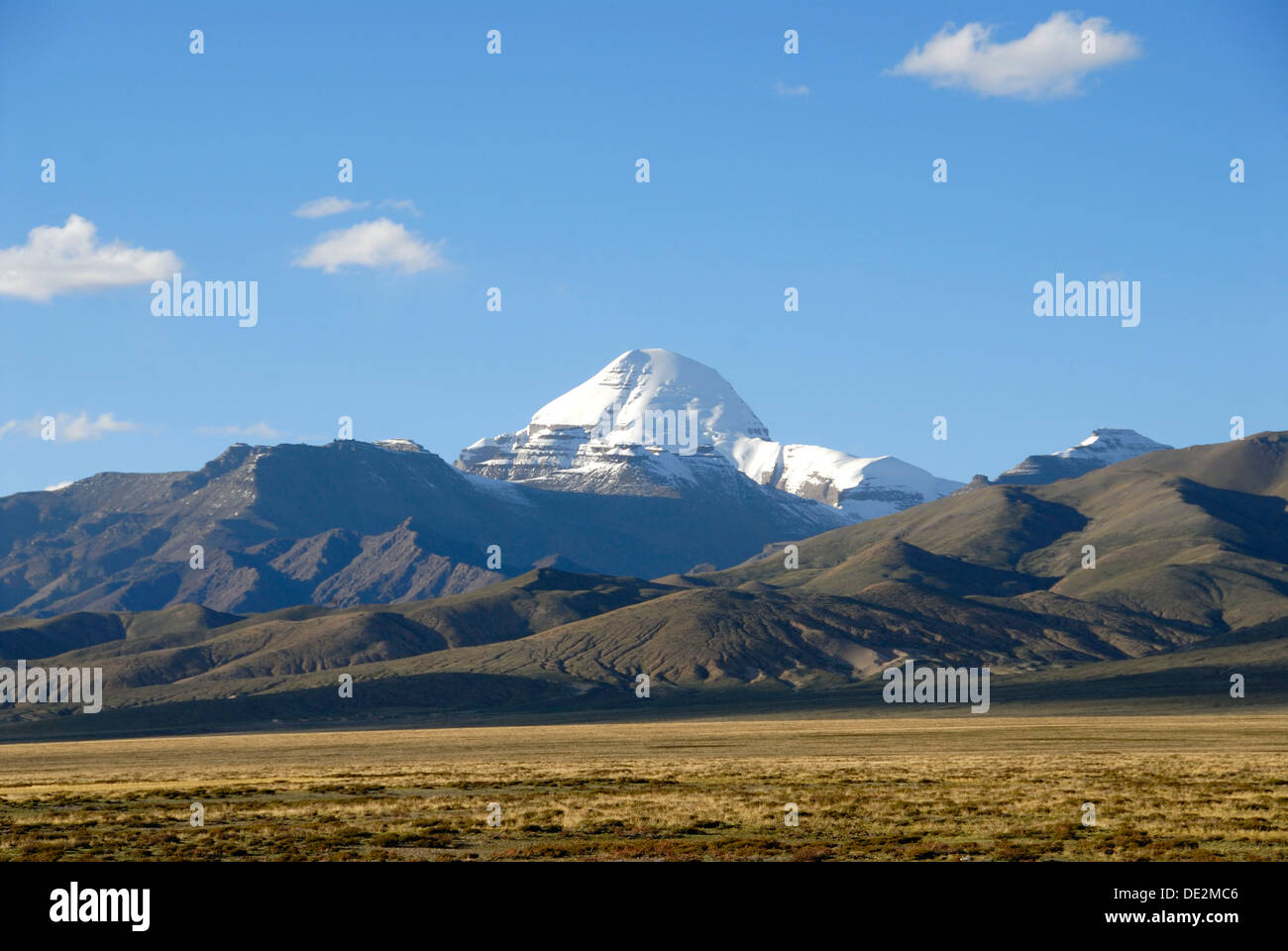 Tibetischen Buddhismus, weite Hochebene und den schneebedeckten Heiligen Berg Mount Kailash, 6714 m, Südseite mit Rinne, Bande Stockfoto