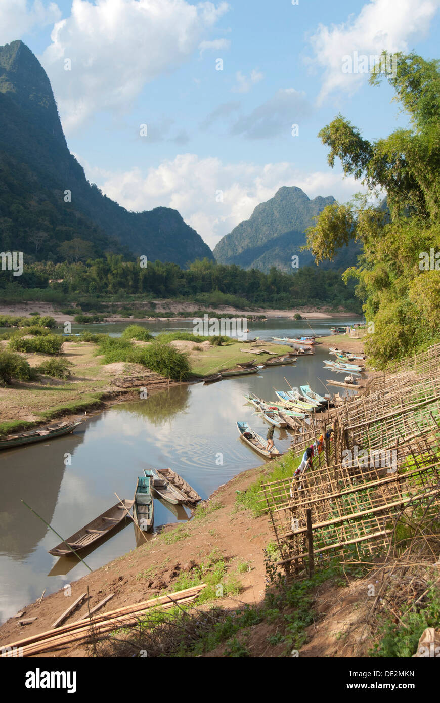 Flusslandschaft, Boote am Ufer, Nam Ou Fluss, Muang Ngoi Kao Luang Prabang Provinz, Laos, Südostasien, Asien Stockfoto