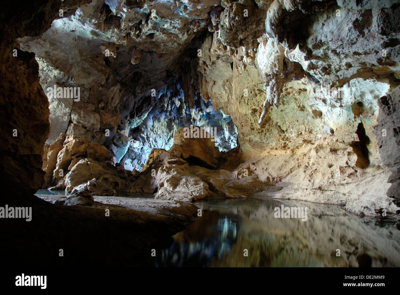 Höhlenerkundung, Höhlenforschung, Wasser fließt durch die Höhle Tham Xian Liap in Thakek, Khammuan Provinz Khammuan, Laos Stockfoto