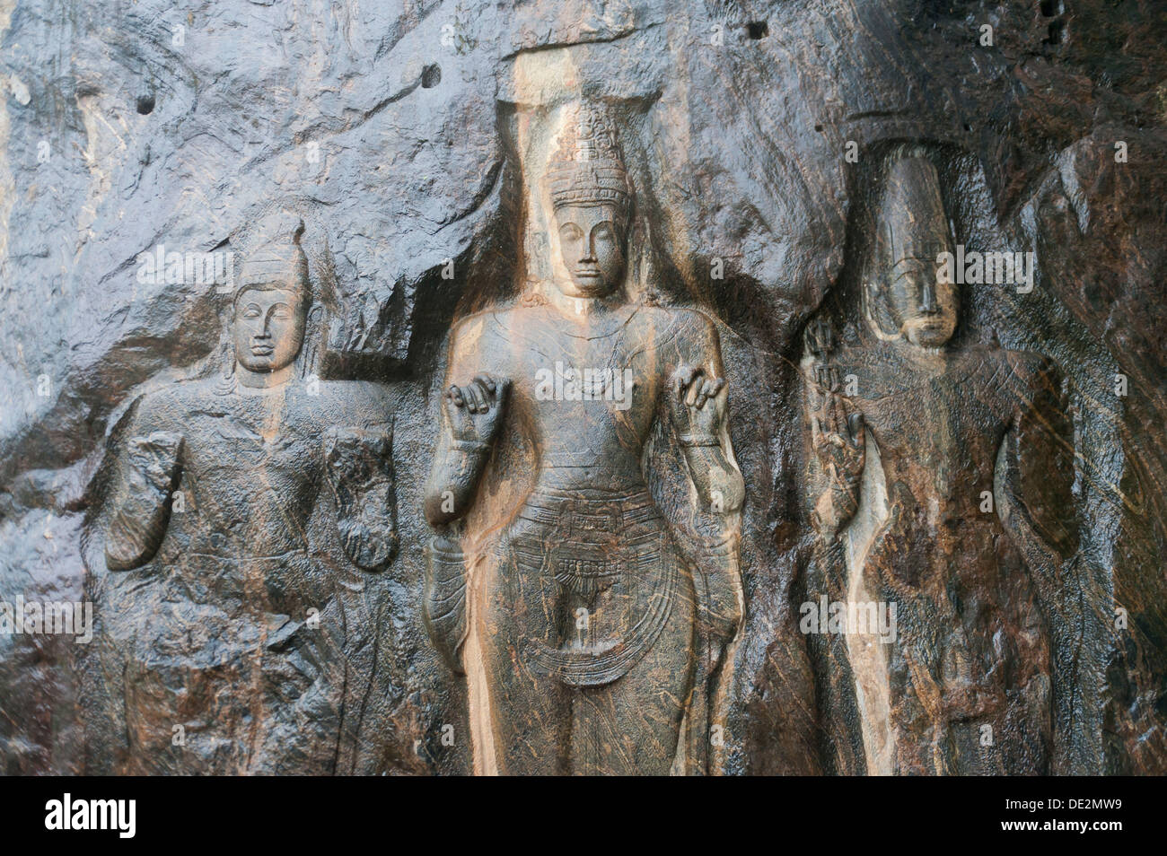 Schrein des Mahayana-Buddhismus, drei alten Buddha-Statuen wie Rock Reliefs, Buduruvagala, Wellawaya, Distrikt Monaragala, Sri Lanka Stockfoto