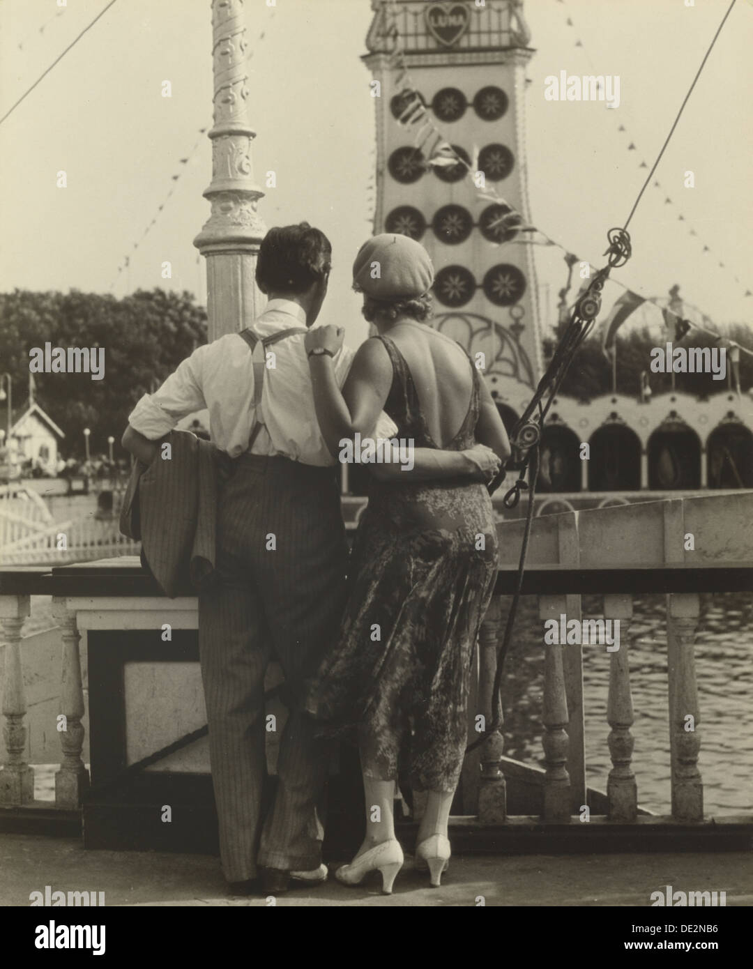 Paar auf Coney Island; Walker Evans, American, 1903-1975; 1928; Silbergelatine-Print; Bild: 18,6 x 15,4 cm (7 5/16 x 6 1/16 Stockfoto