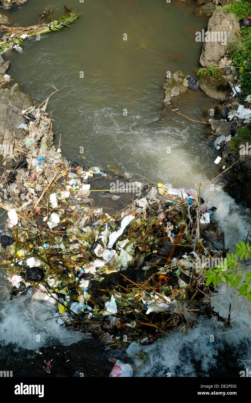 Fluss verschmutzt mit entsorgt Müll Java Indonesien Stockfoto