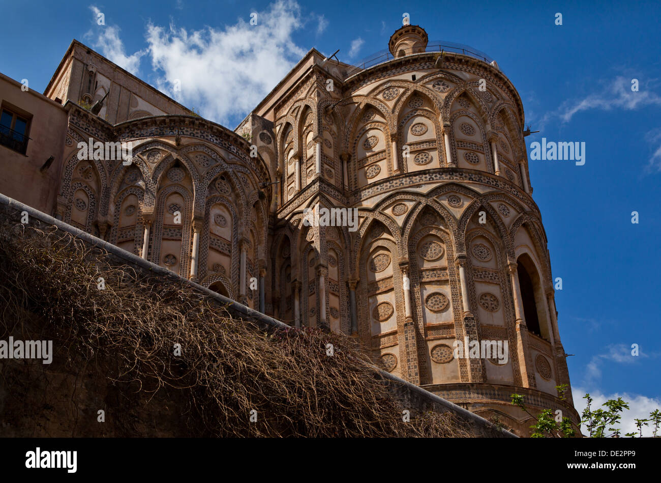 Kathedrale von Monreale. Arabesken Ornamente an der hinteren Apsiden In Monreale in der Provinz von Palermo, Sizilien. Stockfoto