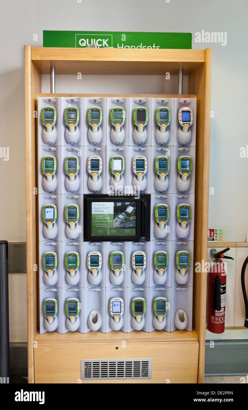 Waitrose Supermarkt Quick Check selbst scannen Handys Stockfoto