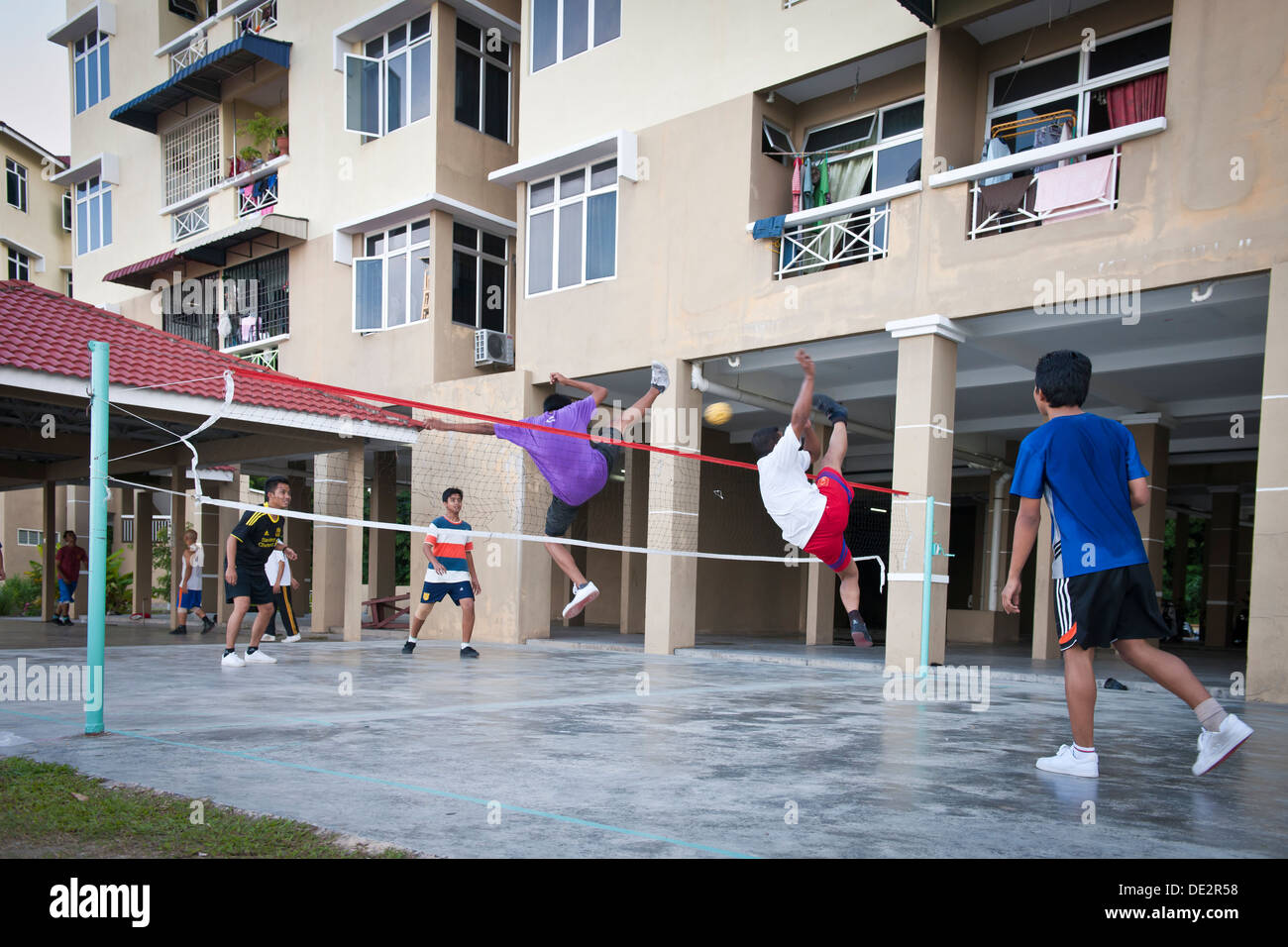 Männer spielen Takraw in einer Wohnsiedlung, Penang, Malaysia Stockfoto