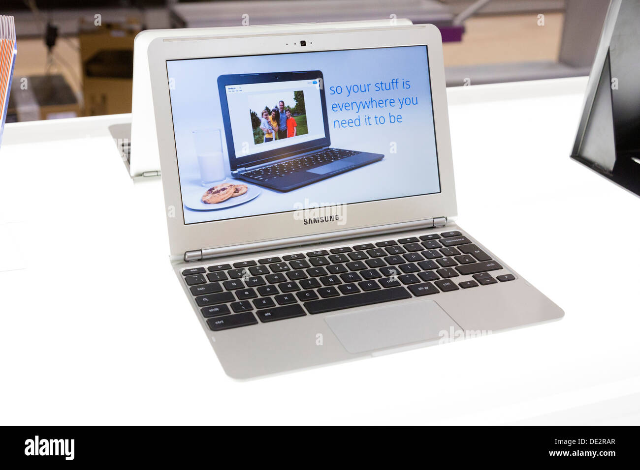 Google Chromebook läuft auf einem Samsung Laptop im Ladengeschäft Stockfoto