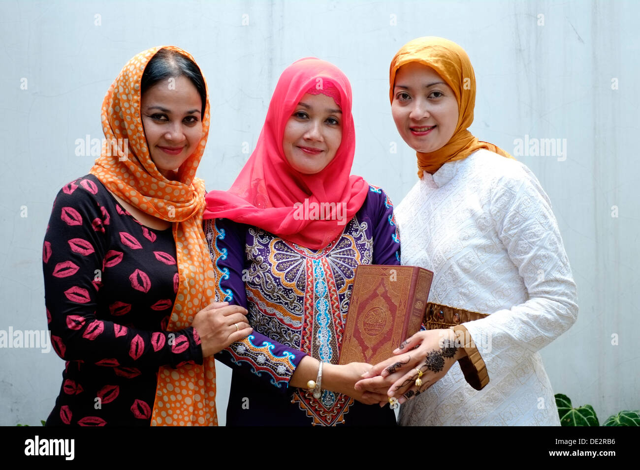 Frauen in voller muslimischen Kleid mit einer Kopie der al Koran Stockfoto