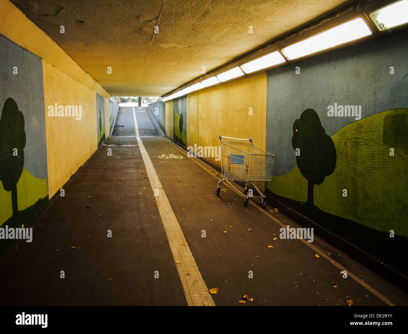 Eine beklemmende Fußgänger u-Bahn führt unter einer Straße in einer Stadt des Vereinigten Königreichs Stockfoto