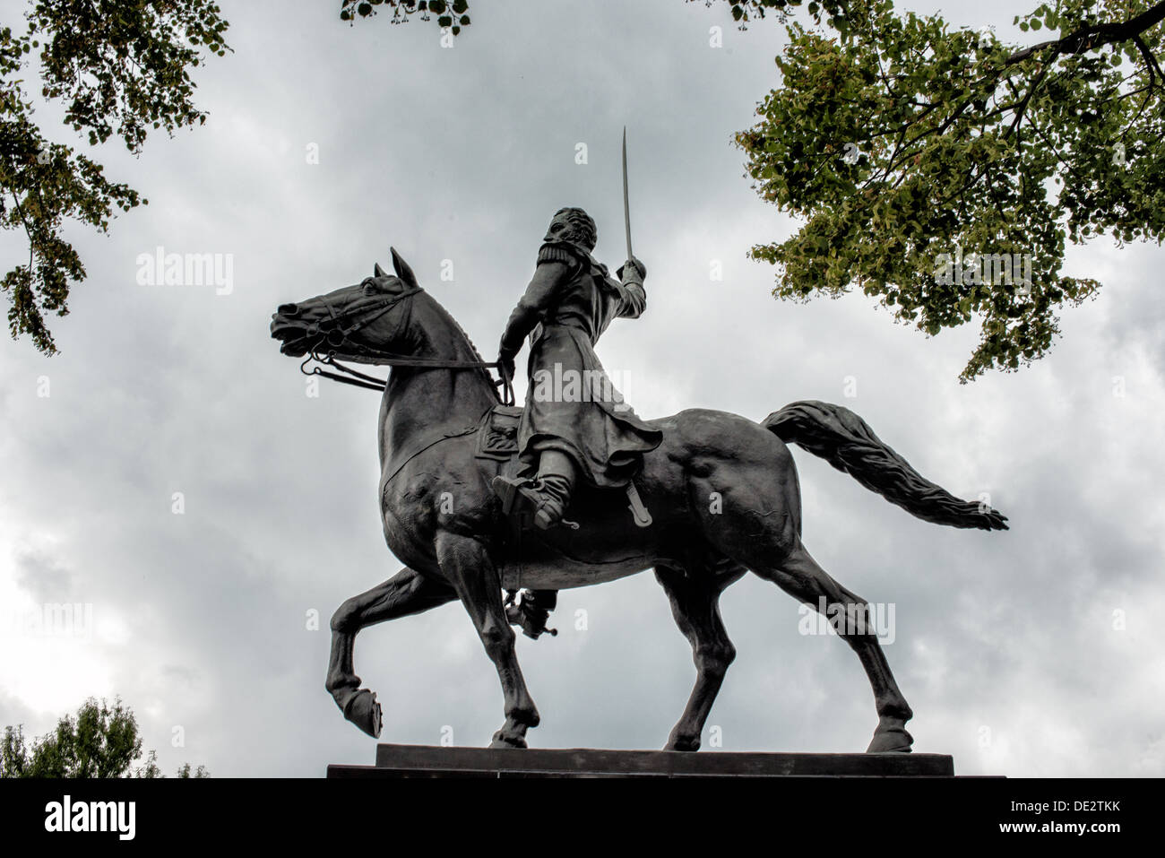 Simon Bolivar Equestrian Statue Washington DC // WASHINGTON DC – die Statue des Simon Bolivar steht vor dem Gebäude des US-Innenministeriums in Foggy Bottom. Das Denkmal wurde 1955 von dem Bildhauer Felix de Weldon als Geschenk Venezuelas errichtet. Die Bronzestatue zeigt den südamerikanischen Befreiungsführer zu Pferd vor dem Hintergrund des modernistischen Bundesgebäudes. Stockfoto