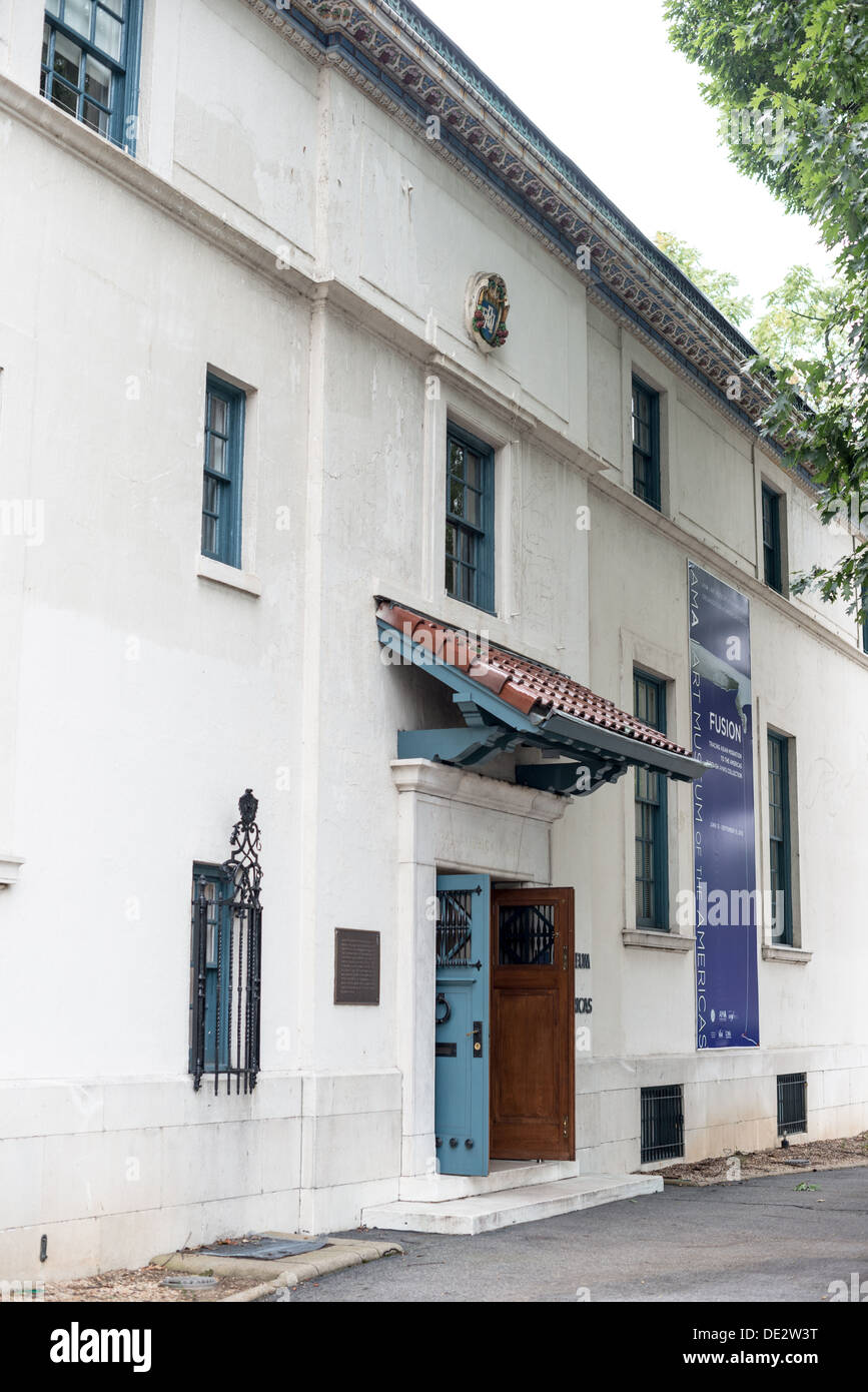 WASHINGTON DC, Vereinigte Staaten – der Haupteingang des Art Museum of the Americas, das sich in einem Gebäude im spanischen Kolonialstil aus dem Jahr 1912 im Organization of American States Complex im Viertel Foggy Bottom von Washington DC befindet. Der Eingang des Museums spiegelt sein reiches architektonisches und kulturelles Erbe wider. Stockfoto