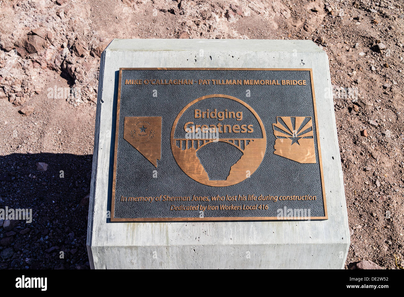 Eine Bronzetafel an Mike O'Callaghan - Pat Tillman Memorial Bridge am Hoover Dam Gedenktafel in Erinnerung an Sherman Jones gewidmet. Stockfoto