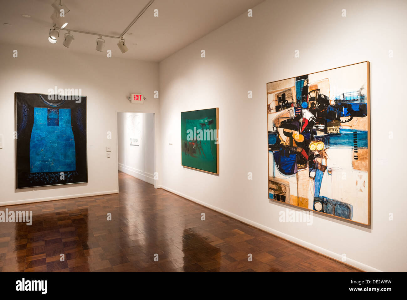 Kazuya Sakai Paintings Art Museum of the Americas Washington DC // WASHINGTON DC — Geometrische abstrakte Gemälde von Kazuya Sakai, einem renommierten japanisch-argentinischen Künstler, im Art Museum of the Americas zu sehen. Diese Kunstwerke sind Teil der Ausstellung „Fusion: Tracing Asian Migration to the Americas through AMA's Collection“, in der die kulturellen Schnittpunkte und künstlerischen Ausdrucksformen der asiatischen Migration nach Südamerika gezeigt werden und Sakais einzigartige Mischung aus japanischer Ästhetik und argentinischen Avantgarde-Einflüssen hervorgehoben wird. Stockfoto