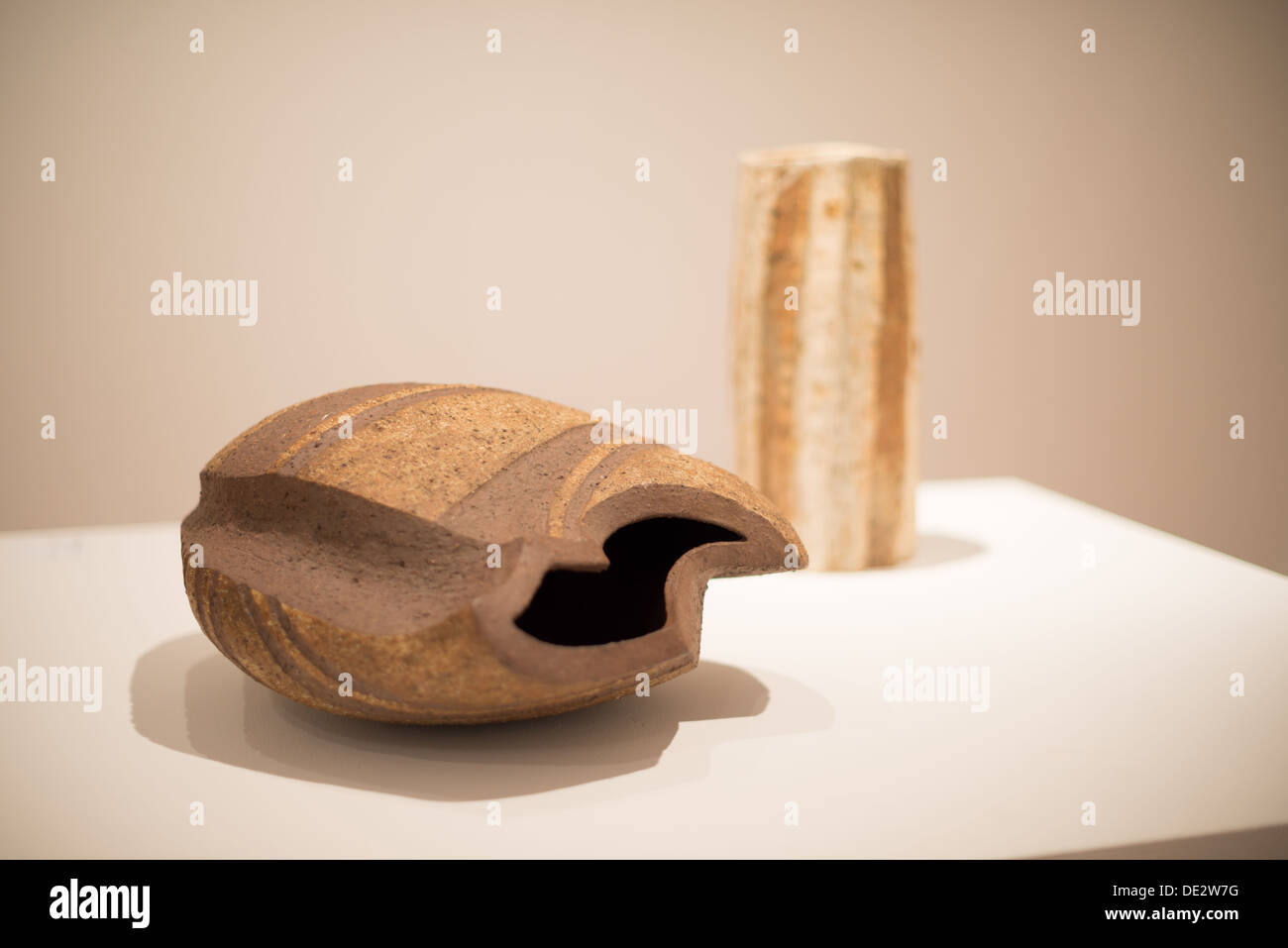 WASHINGTON DC, Vereinigte Staaten – „Vessel Object“ und „Jarron (Vase)“ des peruanischen Künstlers Carlos Runcie Tanaka sind im Art Museum of the Americas im Rahmen der Ausstellung „Fusion: Tracing Asian Migration to the Americas“ durch die Sammlung von AMA zu sehen. Die Ausstellung beleuchtet den Einfluss der asiatischen Migration auf die lateinamerikanische Kunst. Stockfoto