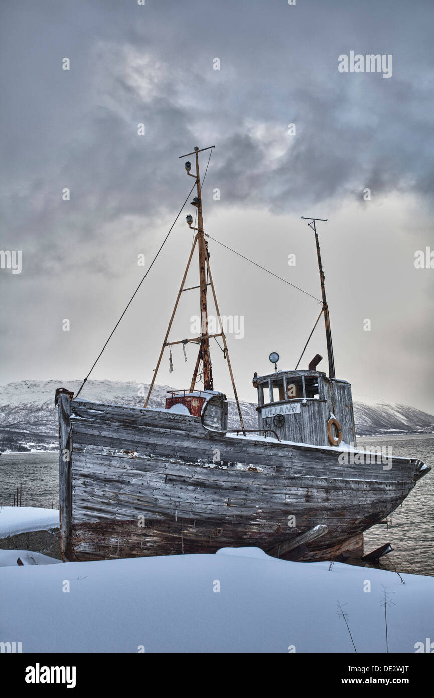 Altes Fischerboot im Winter, Tromso, Norwegen, Europa Stockfoto