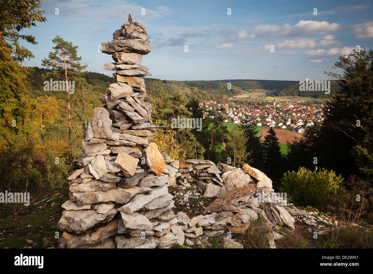 Vorbei an einem Cairn in Richtung Dietfurt vom Hirschblick Lookout, Dietfurt, Bayern, Deutschland anzeigen Stockfoto