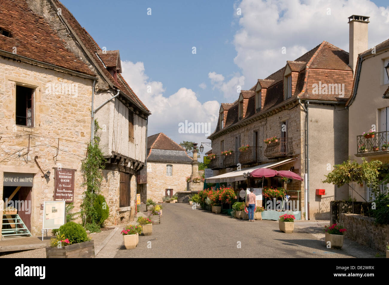 Hauptstraße von Autoire, Menge, Midi-Pyrenäen, Frankreich Stockfoto