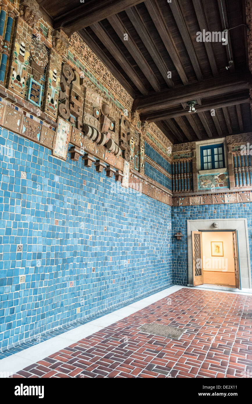 WASHINGTON DC, USA – Eine Loggia mit Maya-inspirierter Kunst im Art Museum of the Americas, Teil des Organization of American States Complex im Viertel Foggy Bottom von Washington DC. Dieses dekorative Element, das sich in einem Gebäude im spanischen Kolonialstil von 1912 befindet, verbindet präkolumbische künstlerische Motive mit der Architektur des frühen 20. Jahrhunderts und symbolisiert die kulturellen Verbindungen zwischen Nord- und Südamerika. Stockfoto