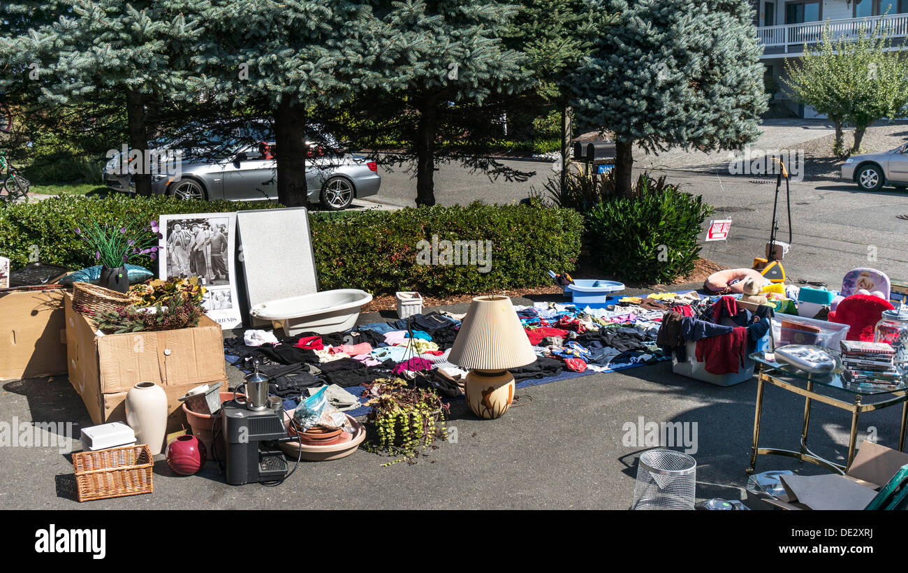ansprechende Sammlung von sonstige Haushaltsartikel, Kleidung, Möbel Bücher in einem Vorort Einfahrt auf Flohmarkt Edmonds Stockfoto