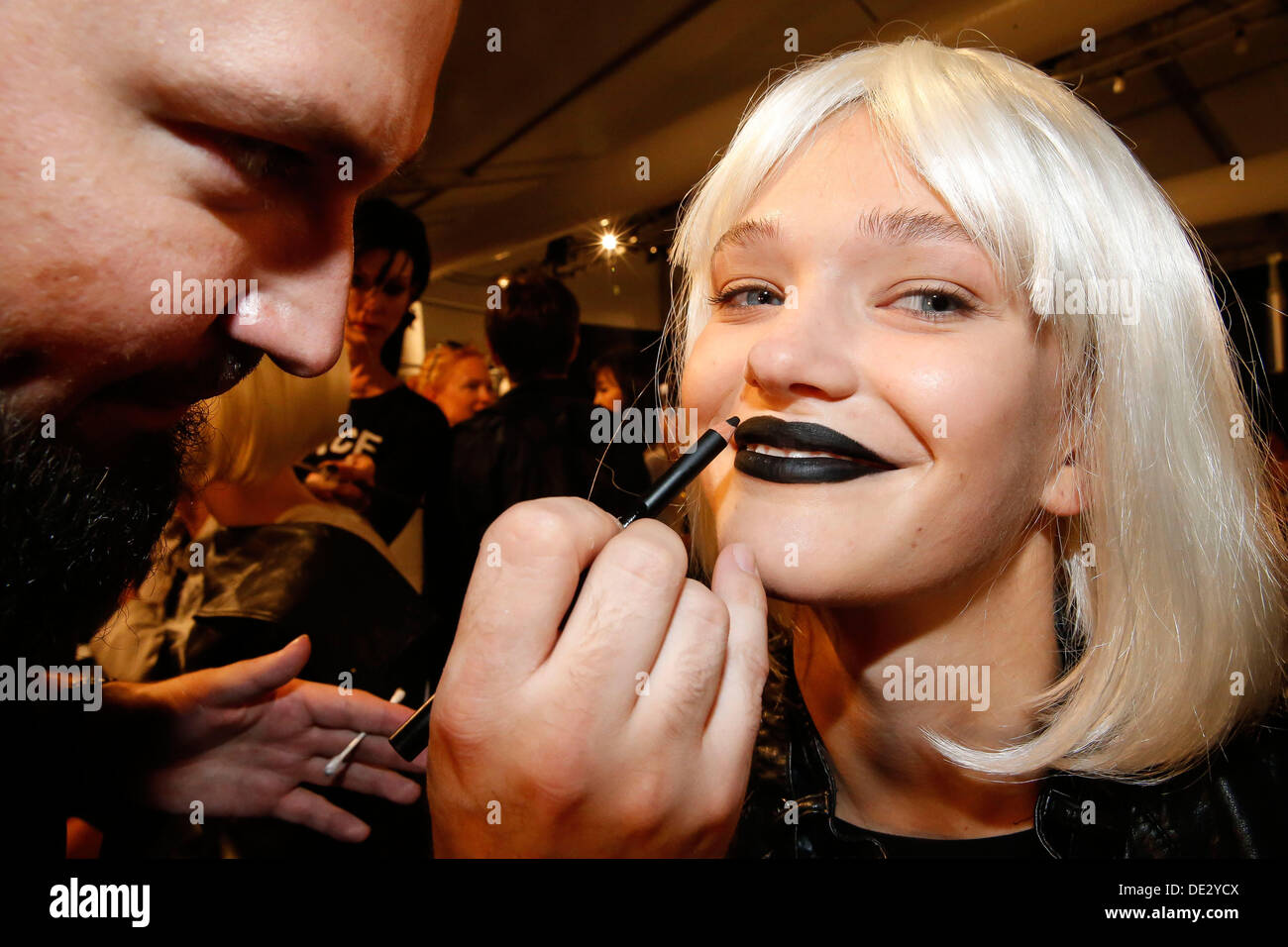 New York, USA. 09. September 2013. Modelle für die Designer Falguni und Shane Peacock bereiten Sie sich vor der Show backstage bei MBFW in New York City. Bildnachweis: Scott Houston/Alamy Live-Nachrichten Stockfoto