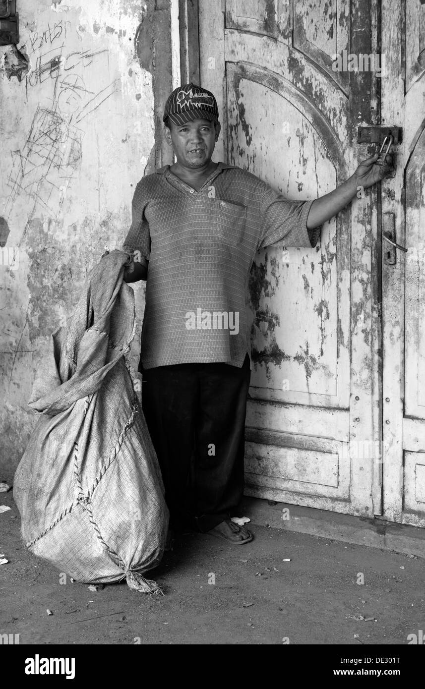 lokalen indonesischen Mann an der Tür ein verfallenes Haus in Kediri Java Indonesien Stockfoto