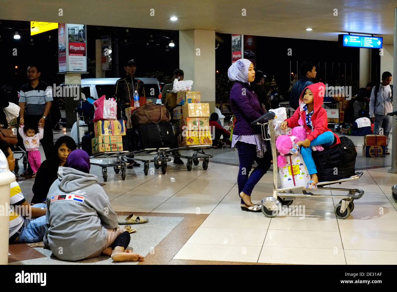 indonesische Volk packen die inländischen Abflugterminal am Flughafen Surabaya Juanda während Idul Fitri Eid Urlaub Wochenende Stockfoto