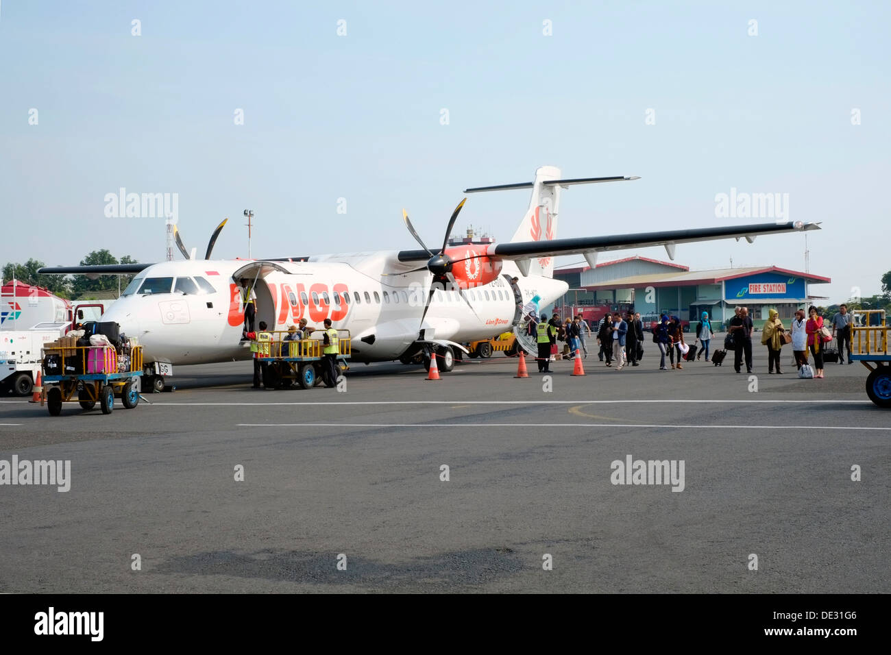 Passagiere von Bord gehen von ein Löwe-Luft-Flügel-Atr 72-600 Turboprop-Flugzeuge bei Semerang Flughafen Java Indonesien Stockfoto