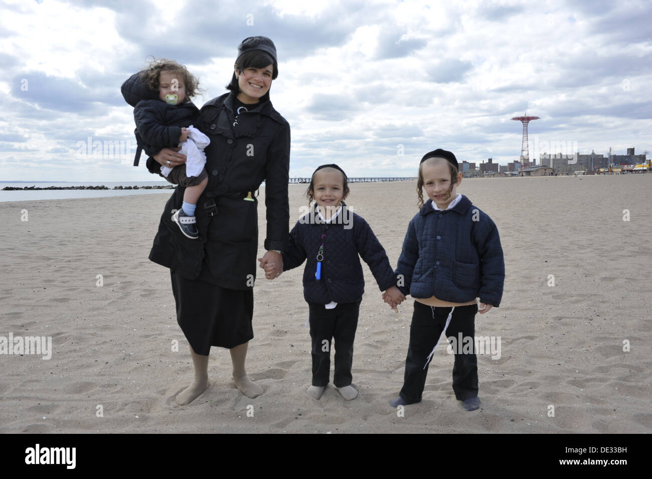 Religiöse, jüdische Mutter und Kinder verbringen den Tag auf Coney Island, 2012. Stockfoto