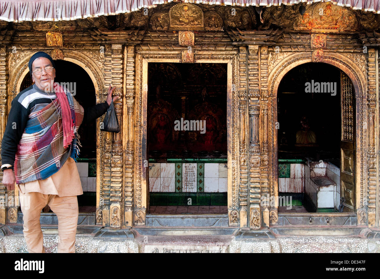 Alter Mann vor dem Hindu-Tempel Stockfoto