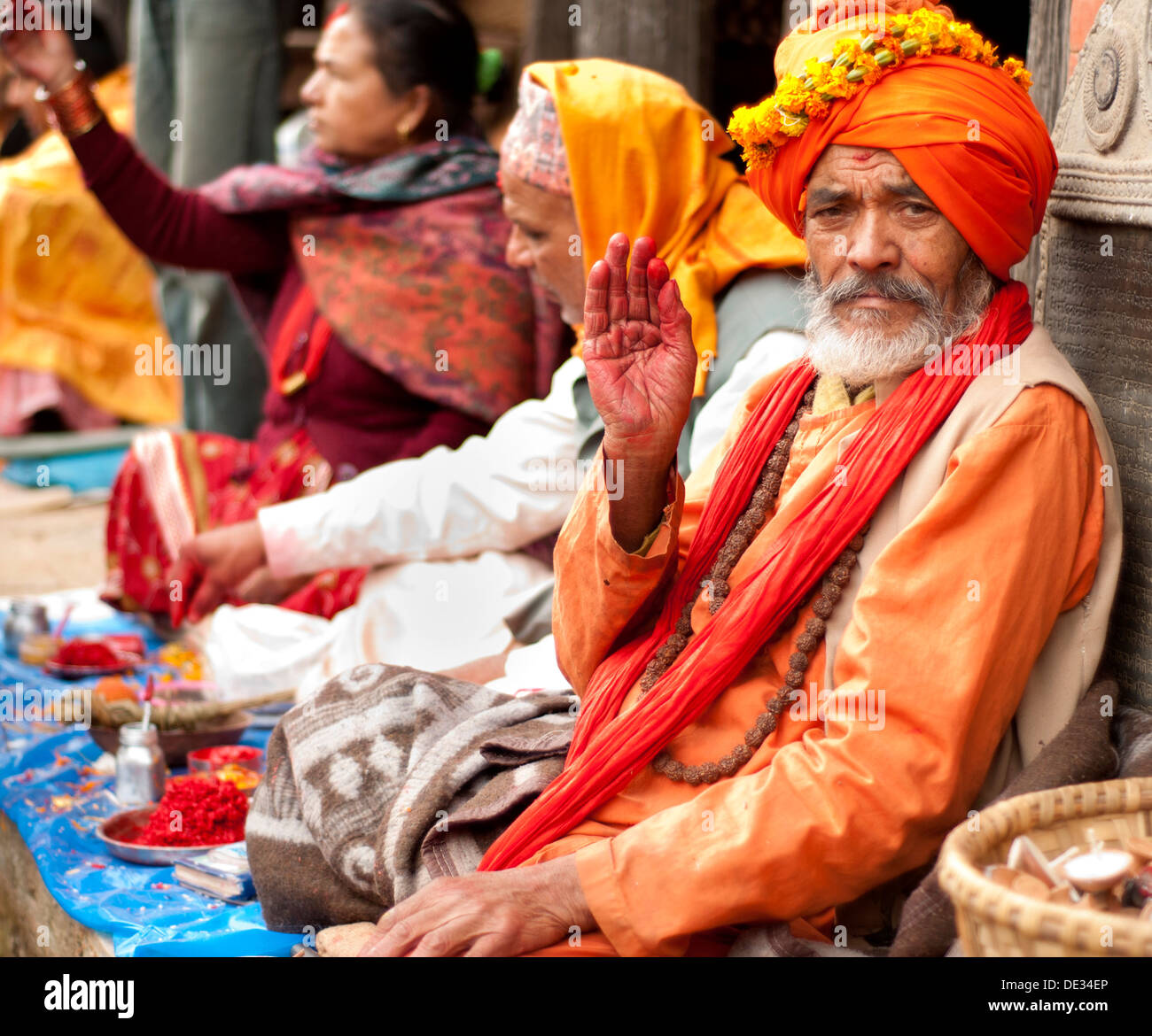 Heiliger Segen in Nepal geben. Stockfoto