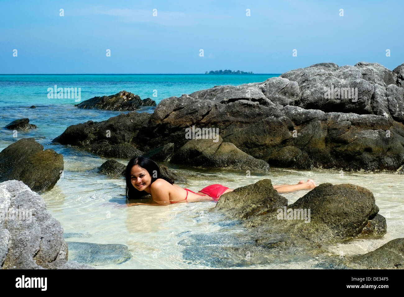 junge lokale Indonesierin, genießen Sie die unberührte Seen und Strände Karimun Java Insel Indonesiens Stockfoto