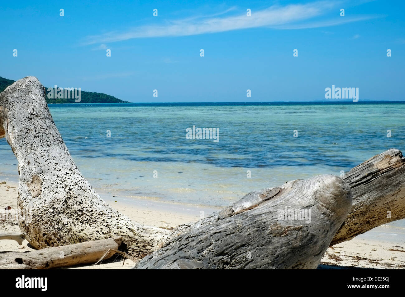 einsamen, unberührten Strand und kristallklarem Wasser des Karimunjawa Insel Java Indonesien Stockfoto