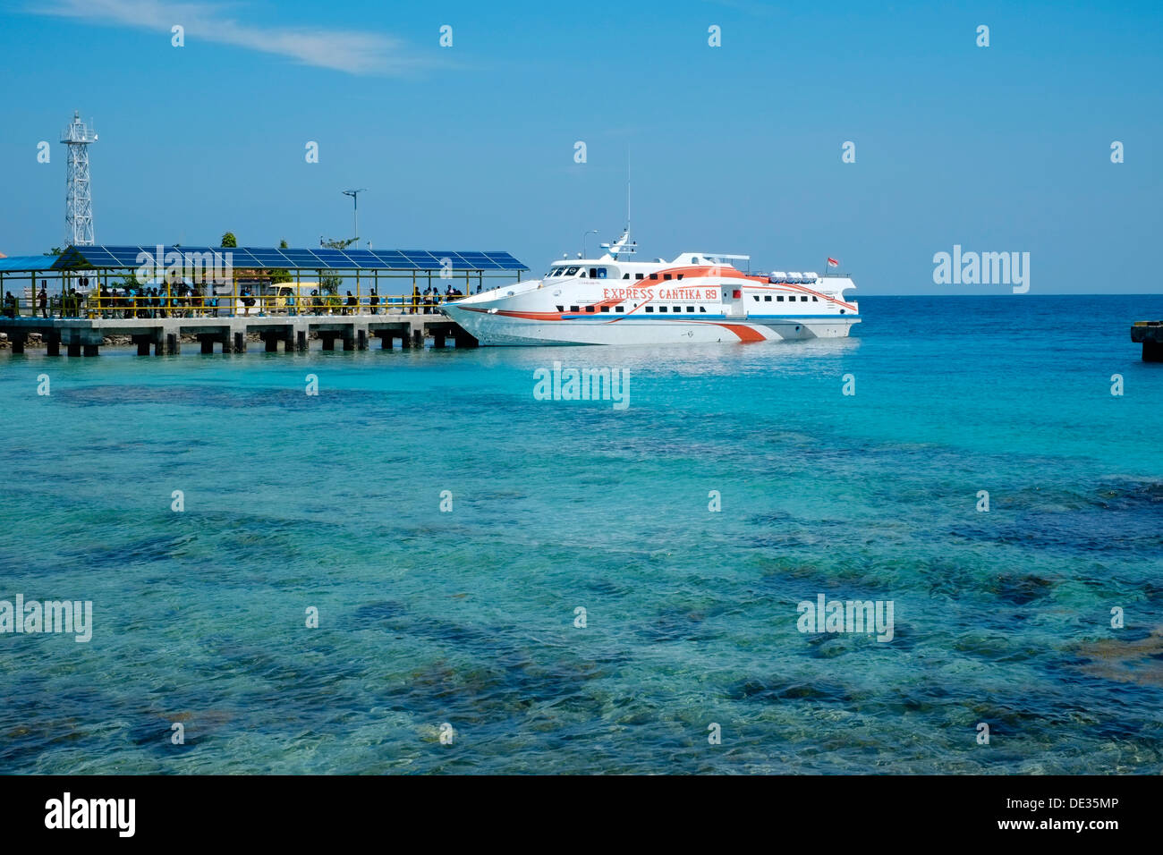 die Schnellboot-express-Service Cantik neben dem Pier auf Karimunjawa Insel Java Indonesien Stockfoto
