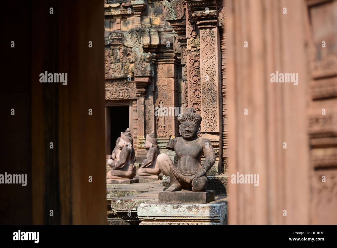Die Statuen Garde der Banteay Srei Tempel der Eingang zu einer kunstvoll geschnitzten, Angkor Wat Stockfoto