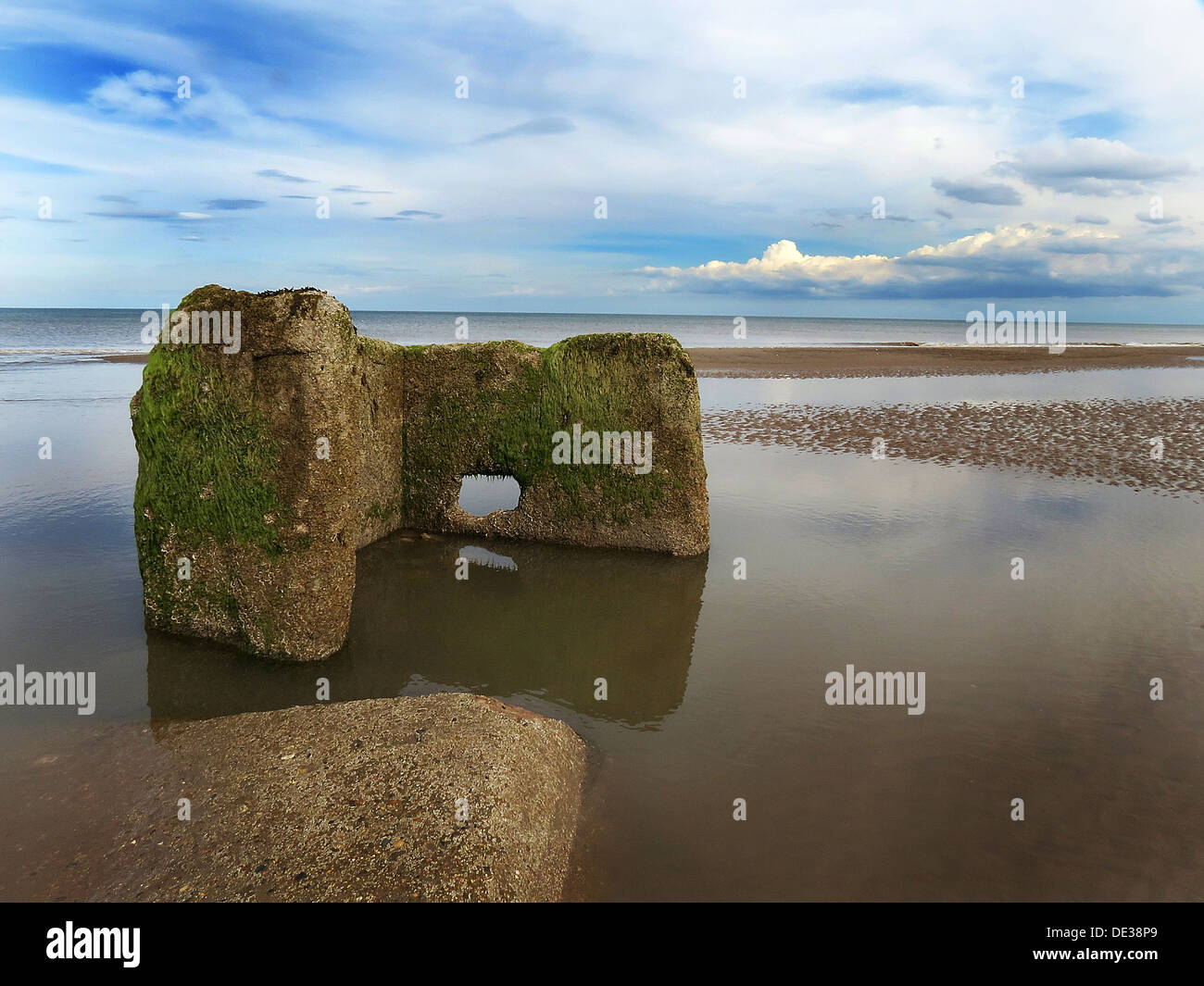 Reste von WW2 Verteidigung Blockhaus am Strand. Stockfoto