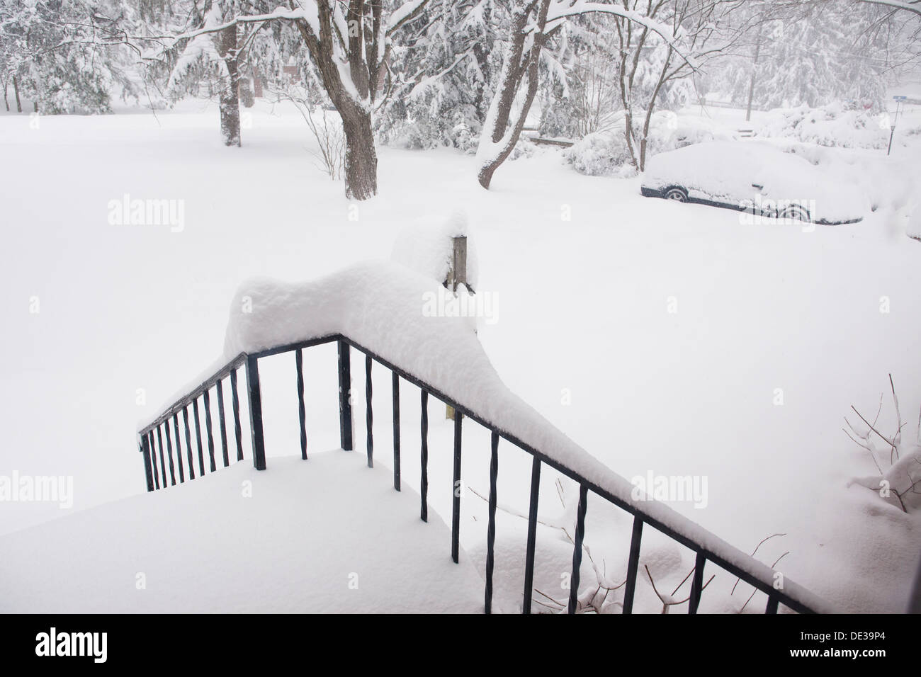 Schneebedeckten Vorgarten der Familie zu Hause - Virginia USA Stockfoto
