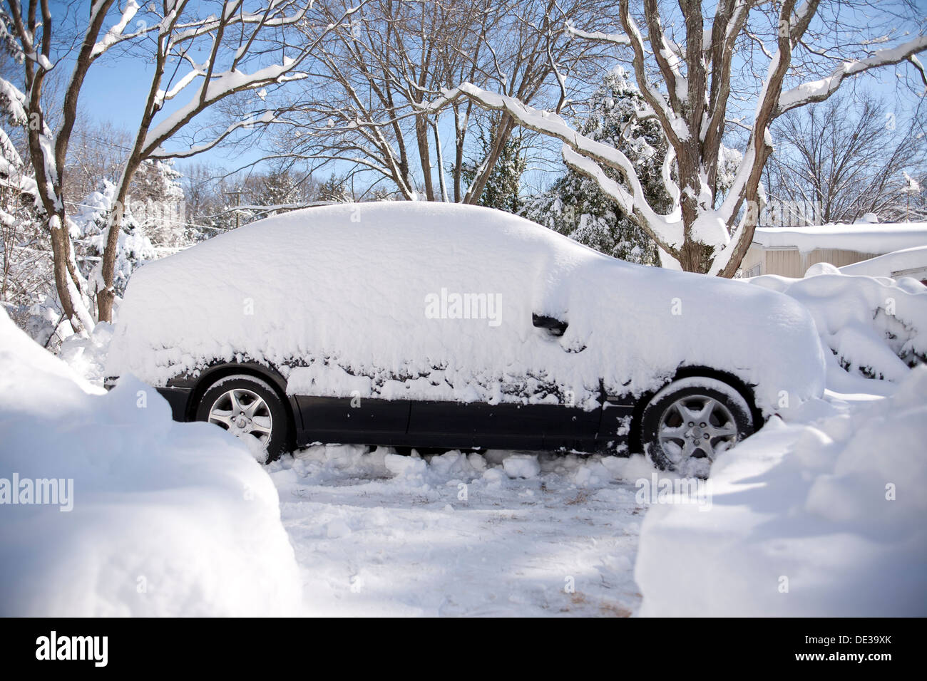 Starker Schneefall überdachte Auto Stockfoto