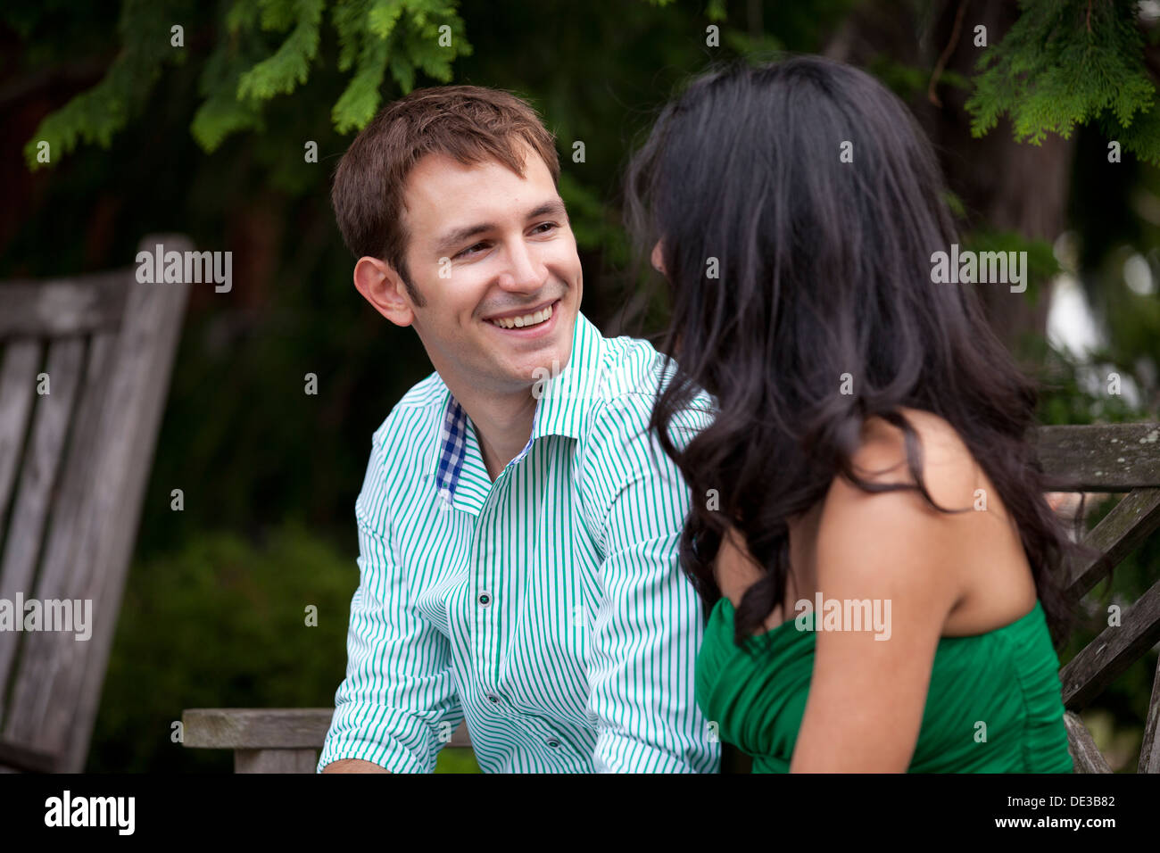 Junge Brautpaar kaukasischen sahen einander Stockfoto