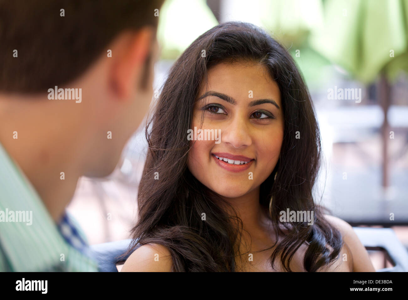 Junge Frau liebevoll Blickkontakt mit Mann Stockfoto