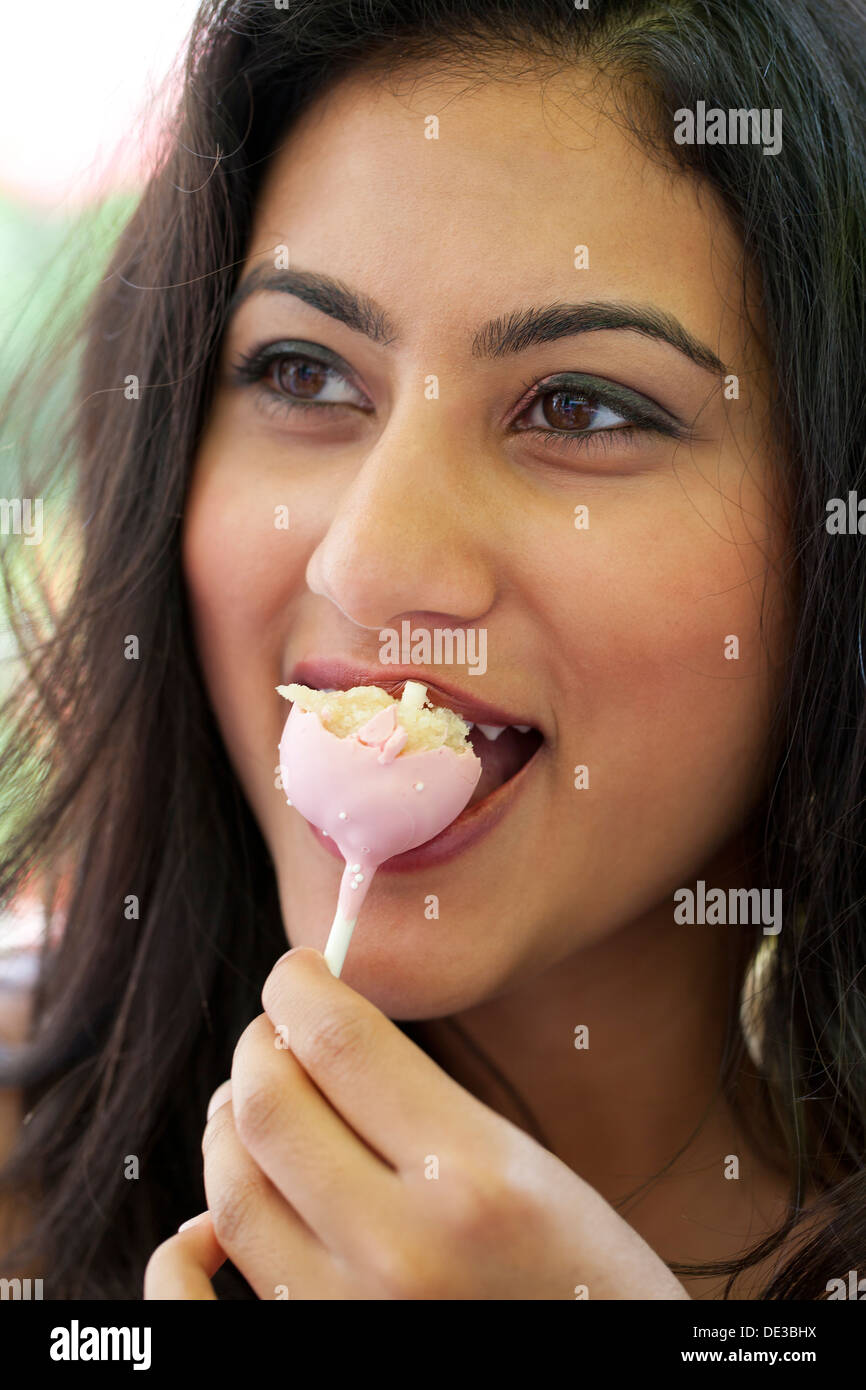 Frau, Essen ein Cake-Pops Stockfoto