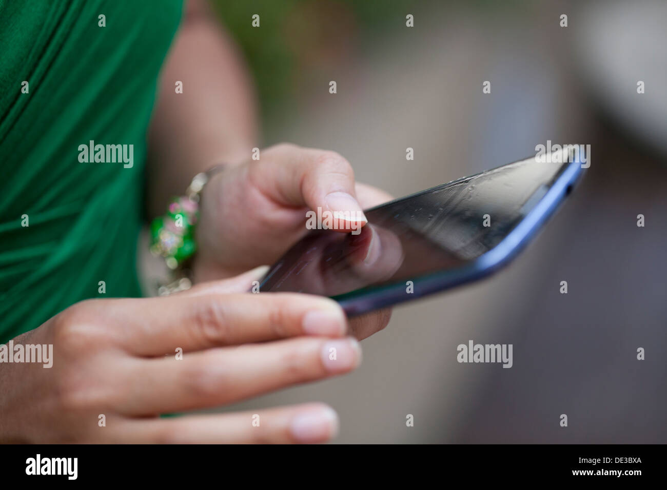 Nahaufnahme von Frau mit Smartphone Stockfoto