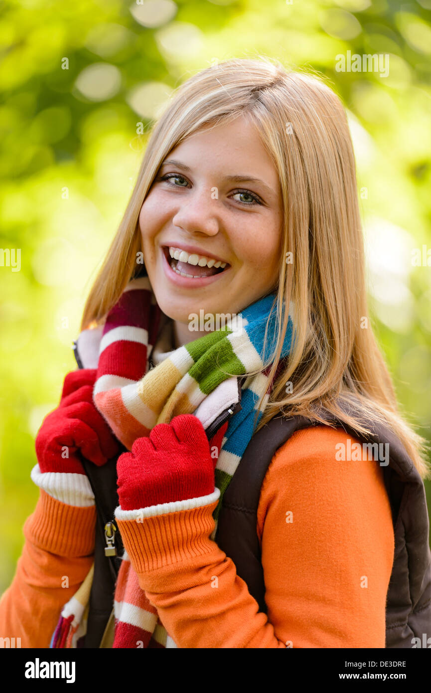 Herbst glückliches Mädchen Herbst lächelnd Teenager bunten Schal Stockfoto