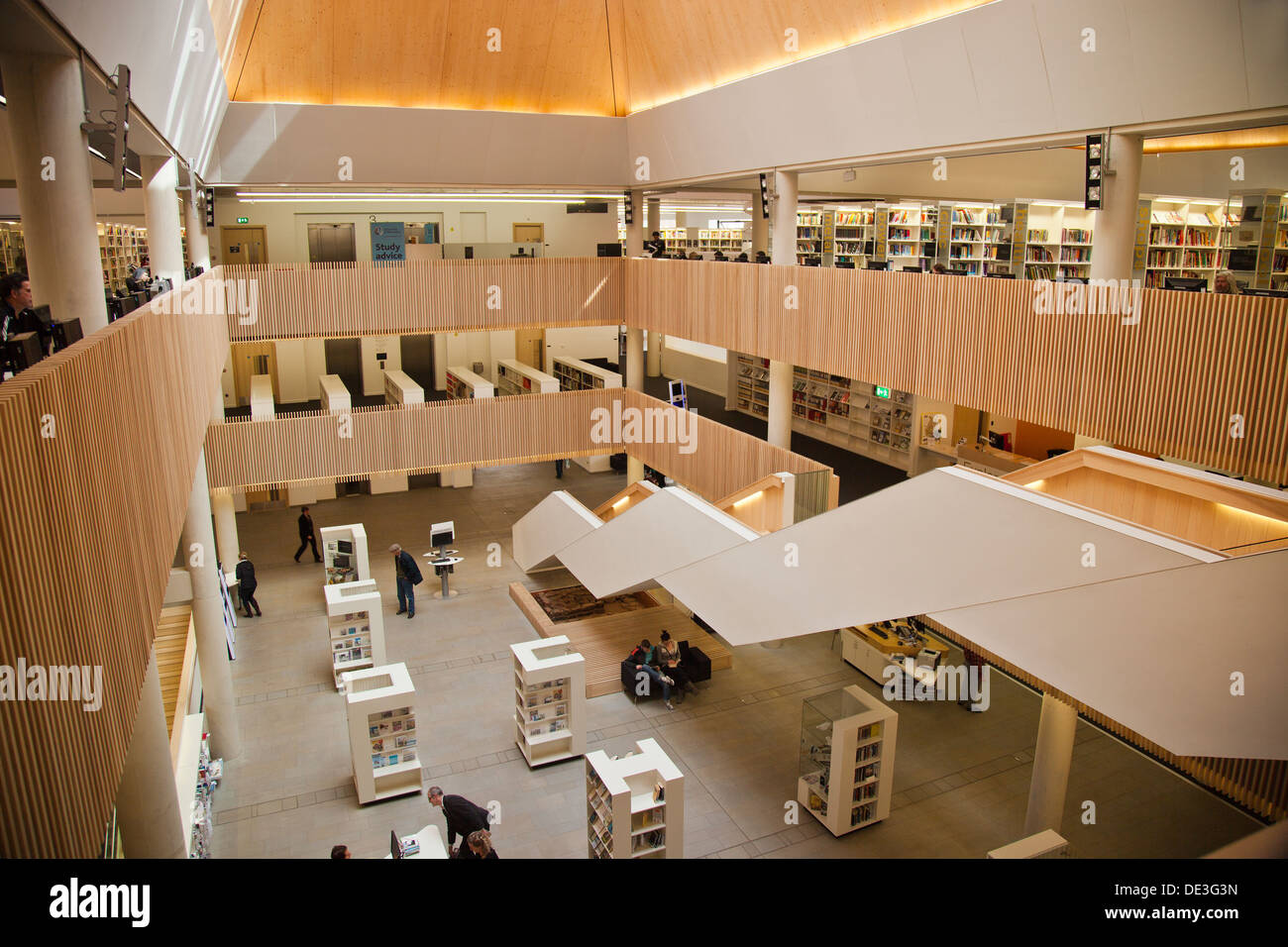 Innenraum des "The Hive" an der Universität von Worcester - Großbritannien die erste gemeinsame Universität und Public Library, England, UK Stockfoto