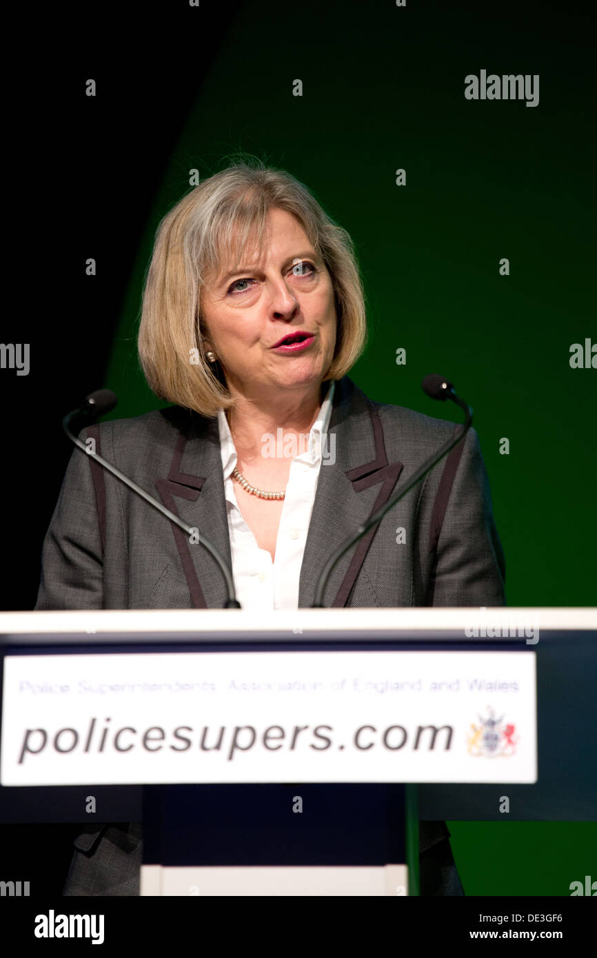 Sekretärin Theresa May ihre Rede bei der Vereinigung der Polizei Superintendenten Jahreskonferenz zu Hause. Stockfoto