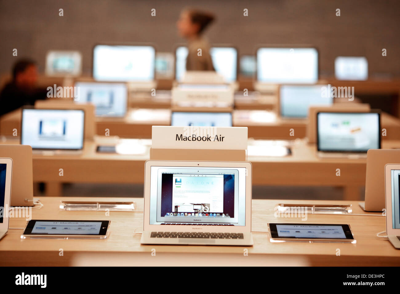 Berlin, Deutschland, MacBook Air, das neue Apple-Store in Berlin  Stockfotografie - Alamy