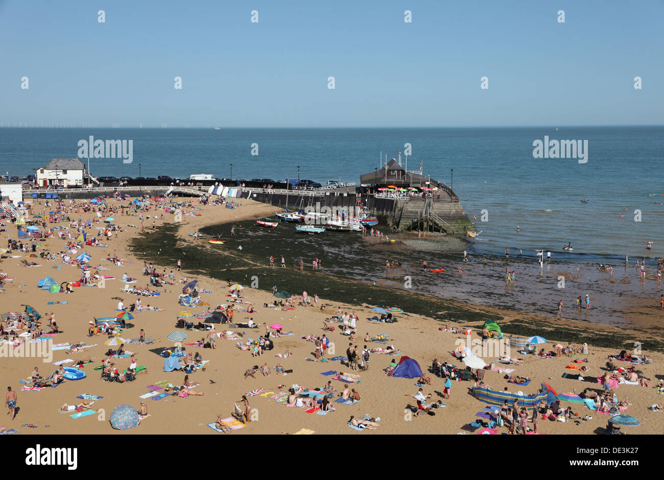 Sonnenanbeter am heißesten Tag des Jahres am Broadstairs Viking Bay Beach an der Küste von Kent, England Stockfoto