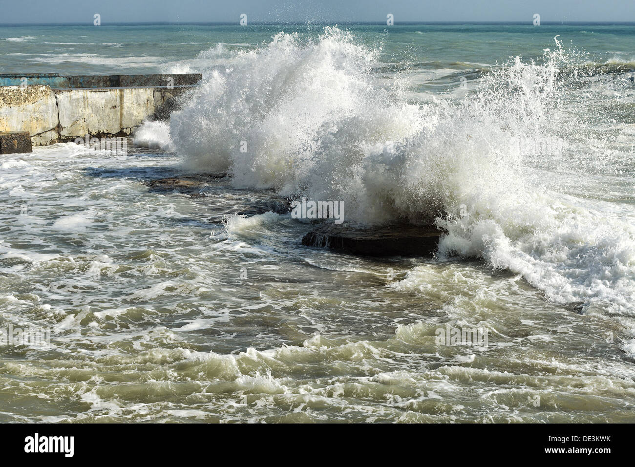 Meer, Kaspisches Meer, Wasser, Felsen, Welle, Strand, Natur, Stein, Flut, Schönheit, Küste, Landschaft, Natur, Seelandschaft, Sommer, Küste Stockfoto